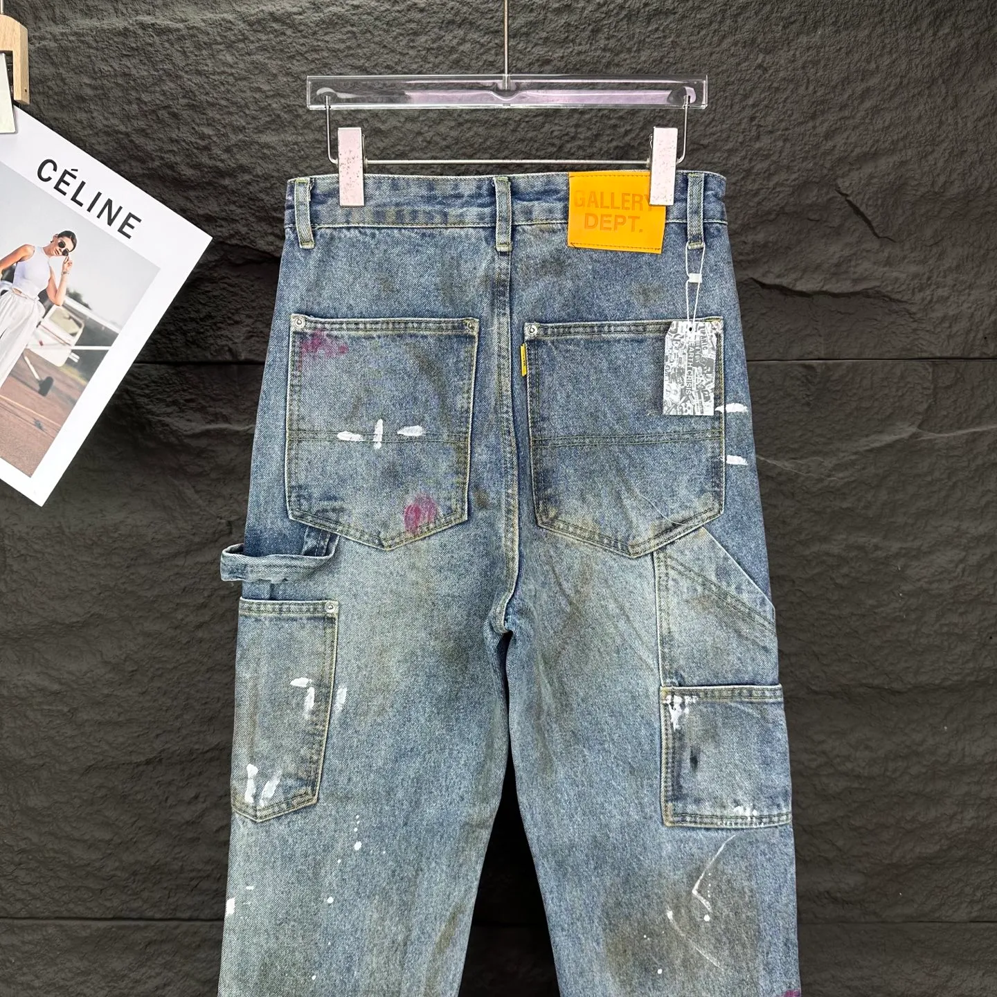 P260 GALLERY DEPT. 2025 new splash-ink hand-painted dirty distressed couple style loose washed jeans 🔥High version🔥High version🔥 Top ceiling quality Styles with different washed textures are very friendly to people with thin legs and thick legs. The straight version is very flattering to the leg shape. Moderate length that never goes out of style, easy to match with casually, basic styling for various styles, a must-have in the wardrobe! The fabric is stiff but also makes the upper body soft without losing texture. The washing process is even more perfect. It is a must-have item for everyone! ! ! Washed wheat, hang tag, pants label, three complete labels, color: blue, size: 28, 30, 32, 34, 36 (five sizes)